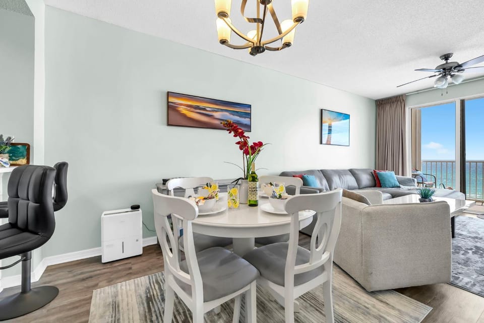 Day, Living room, Seating area, Dining area, Sea view, furniture