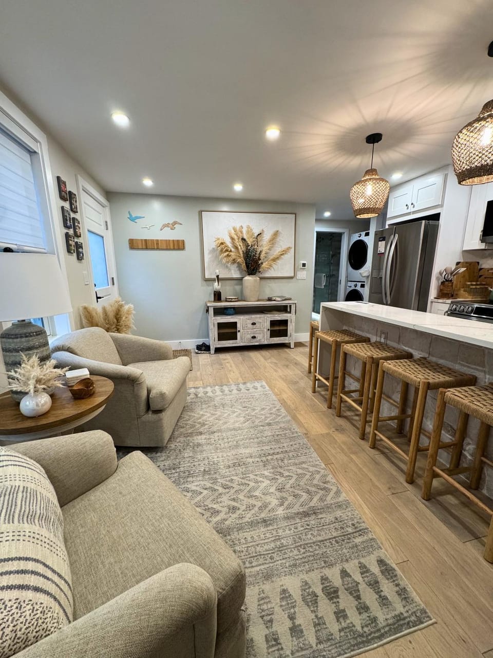 Kitchen or kitchenette, Living room, Seating area, Dining area