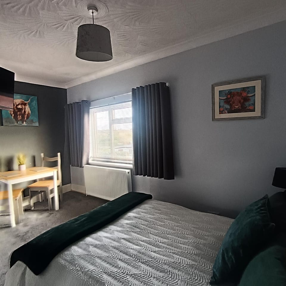 Bed, Photo of the whole room, Seating area, Bedroom