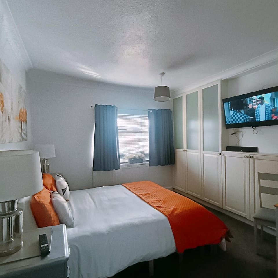 Communal lounge/ TV room, Bed, TV and multimedia, Photo of the whole room, Bedroom, wardrobe