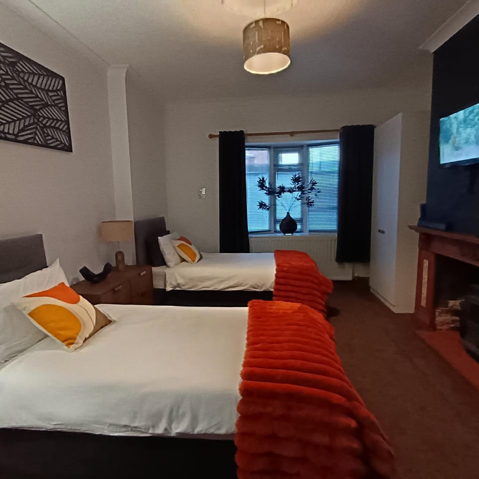 Bed, TV and multimedia, Photo of the whole room, Seating area, Bedroom