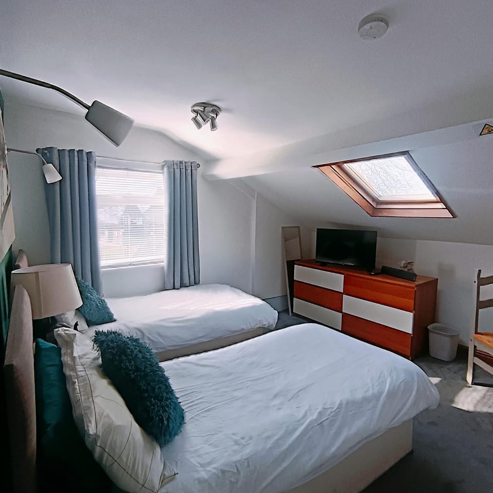 Communal lounge/ TV room, Bed, Photo of the whole room, Bedroom