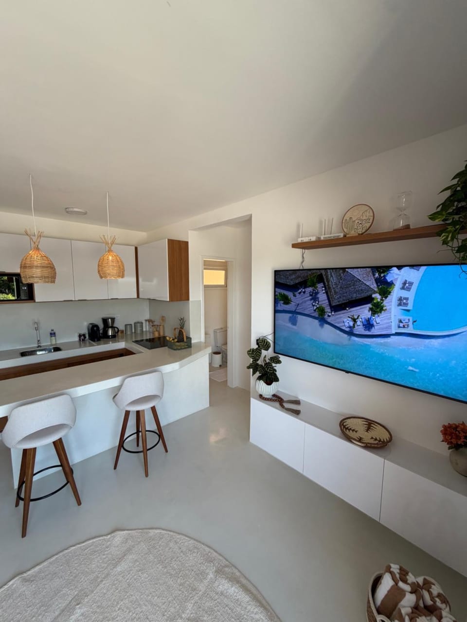 TV and multimedia, Seating area, Dining area
