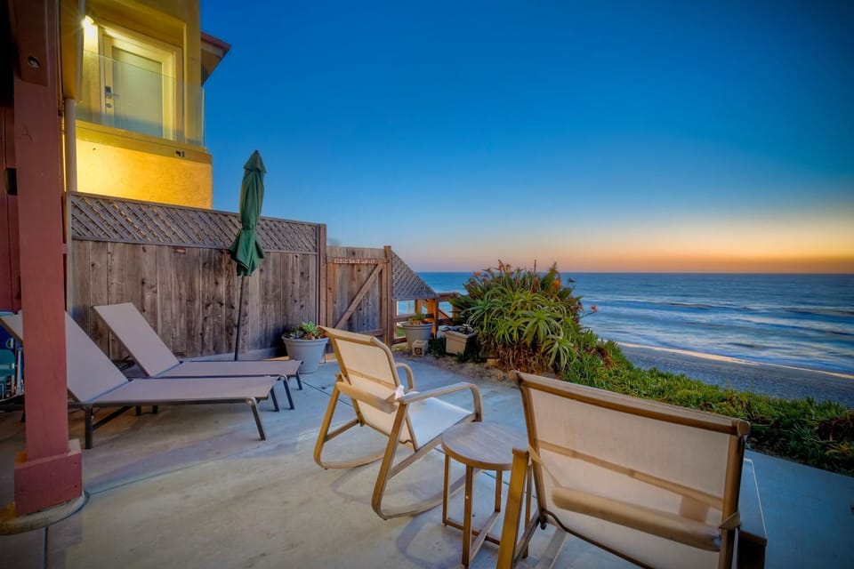Oceanfront Condo, Private Patio, Beach Access, Sunset Views Apartment in Carlsbad