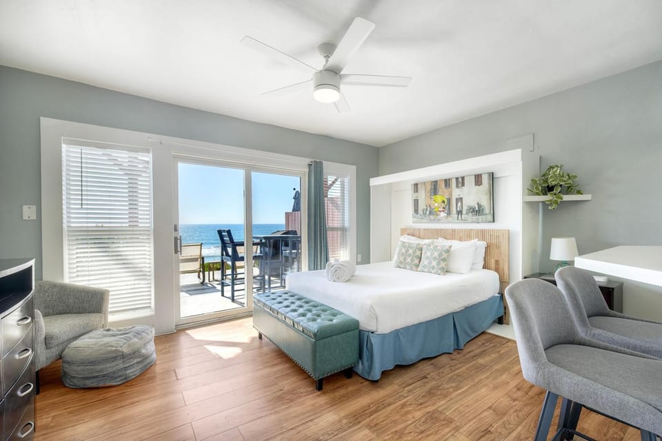 Oceanfront Condo, Private Patio, Beach Access, Sunset Views Apartment in Carlsbad