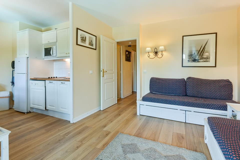 Kitchen or kitchenette, Living room, Seating area, stove