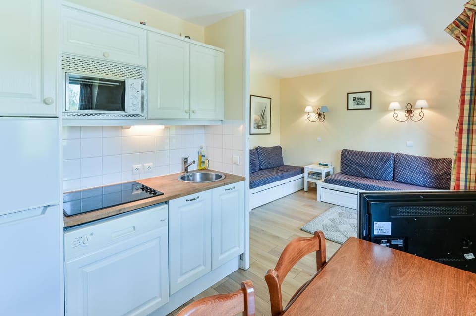 Kitchen or kitchenette, Living room, Seating area, Dining area, stove