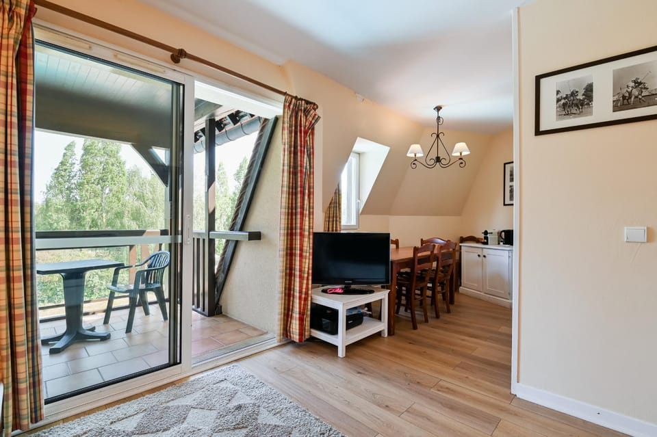 View (from property/room), Balcony/Terrace, Living room, Seating area, Dining area