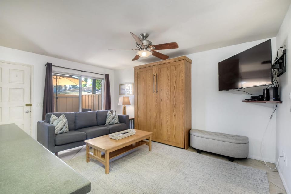 90 Walk Score, Private Patio, Steps to Beach & Dining, Parking Apartment in Carlsbad
