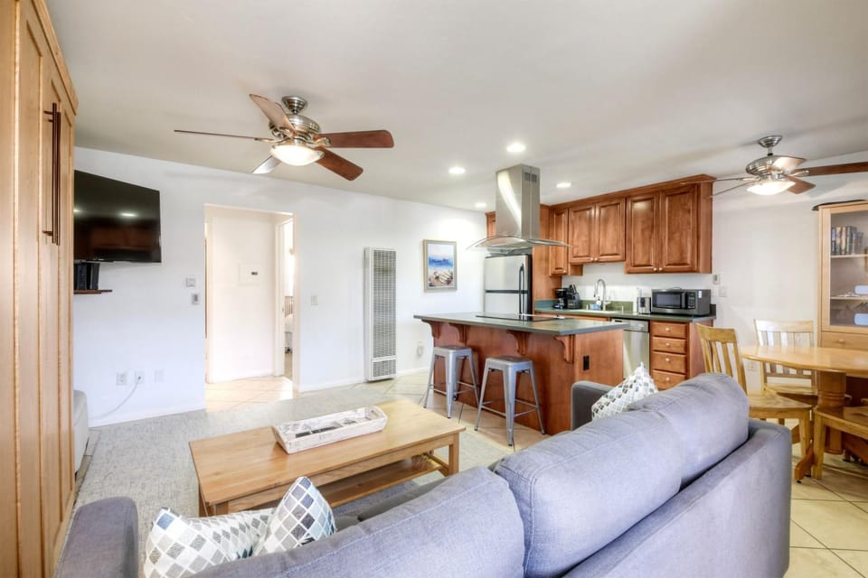 90 Walk Score, Private Patio, Steps to Beach & Dining, Parking Apartment in Carlsbad