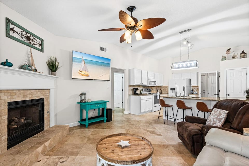 Day, TV and multimedia, Kitchen or kitchenette, Living room, Seating area, fireplace, furniture, air conditioner
