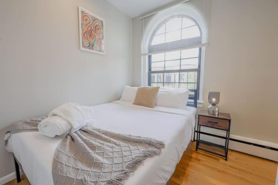 Light Filled Studio in Back Bay Apartment in Back Bay