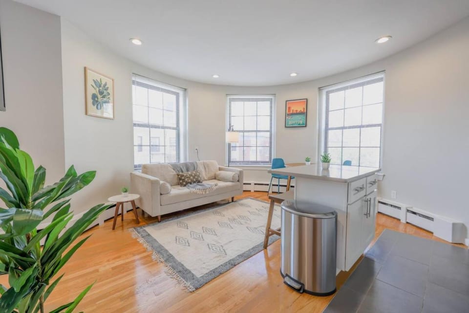 Light Filled Studio in Back Bay Apartment in Back Bay