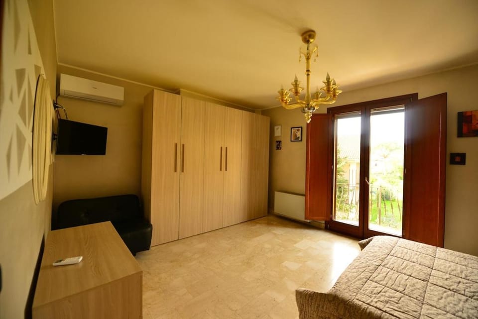 Bed, TV and multimedia, Photo of the whole room, Bedroom, wardrobe, air conditioner