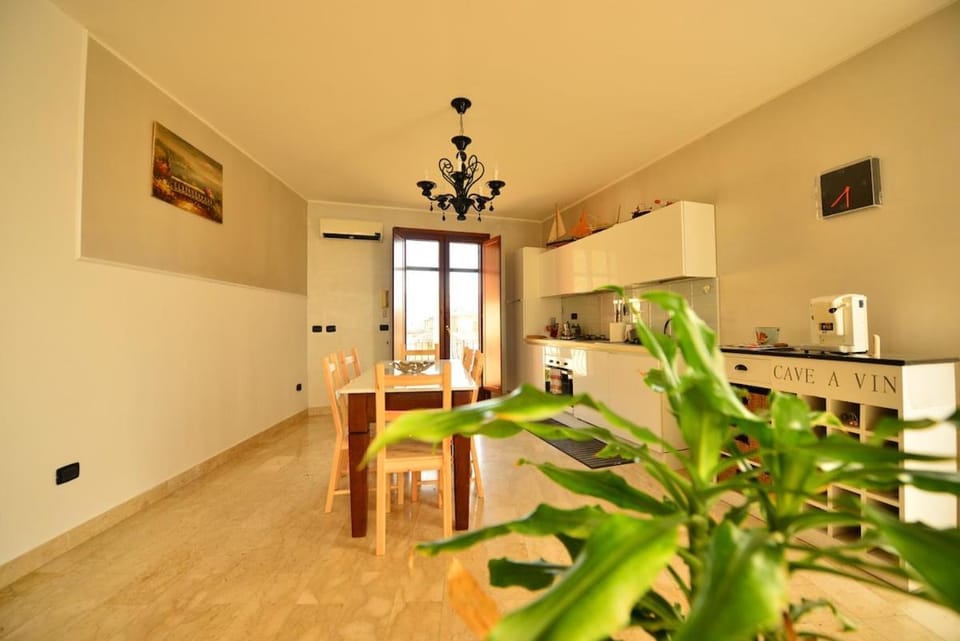 Kitchen or kitchenette, minibar, stove