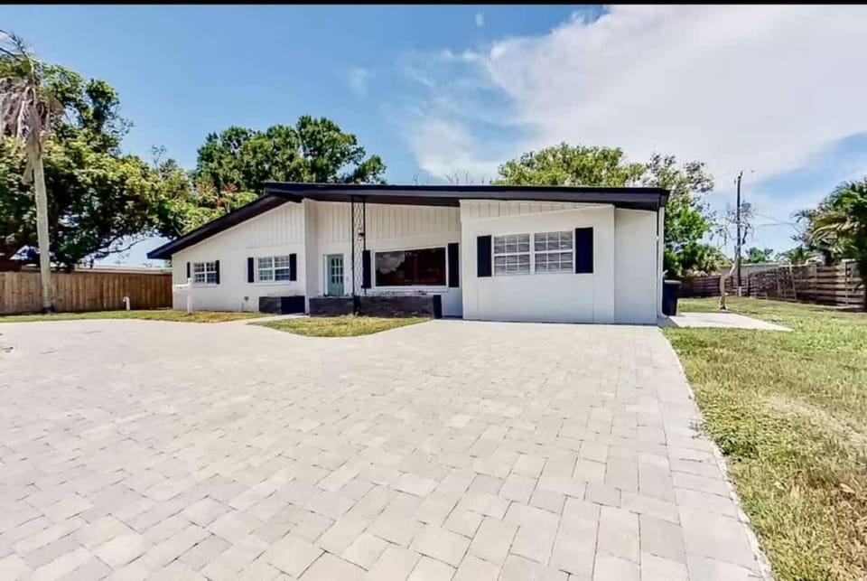 Coastal Sarasota 4BR - Minutes to Siesta Key House in Sarasota
