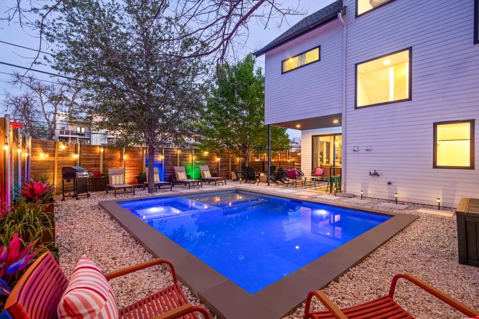 Hot Tub Club - Pool - BBQ - Walk to Rainey St House in Austin