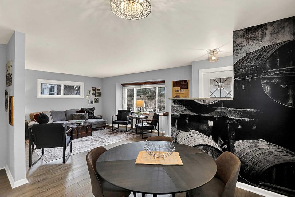 The Broad Ripple Speakeasy - Poker - Arcade - Yard - Family House in Broad Ripple