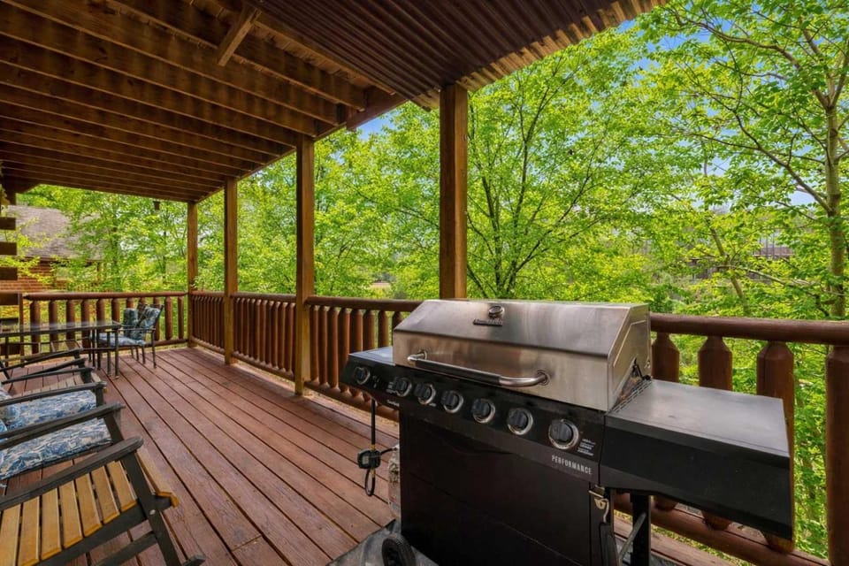 Timberline - Game Loft - Theater - BBQ - Views - Family Friendly House in Pigeon Forge