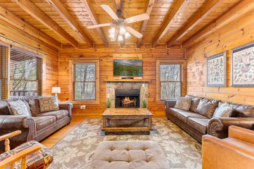 Timberline - Game Loft - Theater - BBQ - Views - Family Friendly House in Pigeon Forge
