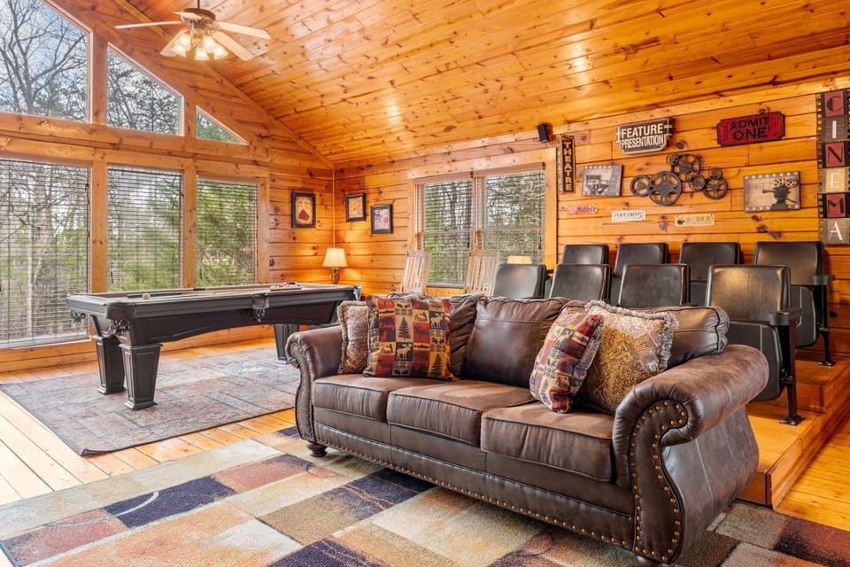Timberline - Game Loft - Theater - BBQ - Views - Family Friendly House in Pigeon Forge