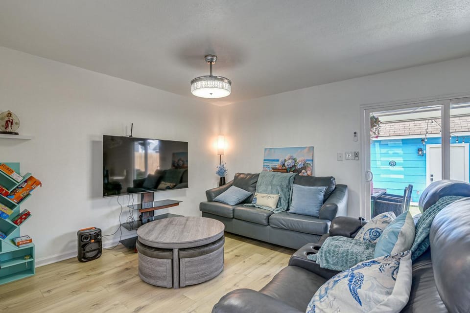 1/2 Mi to Sylvan Beach Park! Chic Townhome w/ Yard House in La Porte