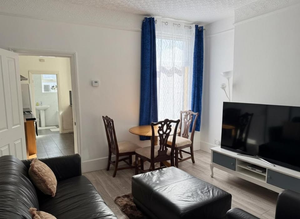Beautiful Central Home by Coventry University House in Coventry