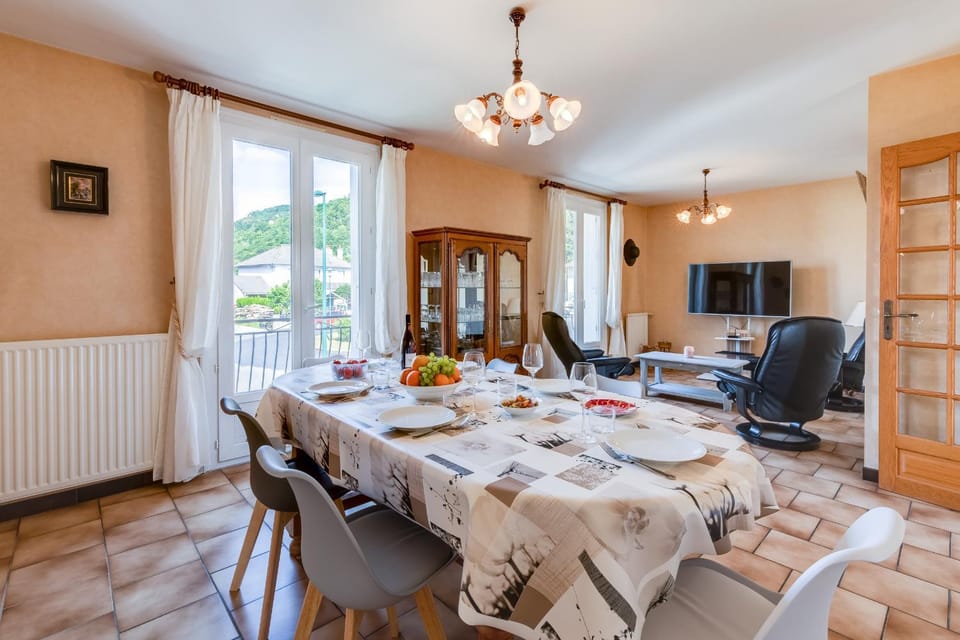 Living room, Seating area, Dining area, Meals