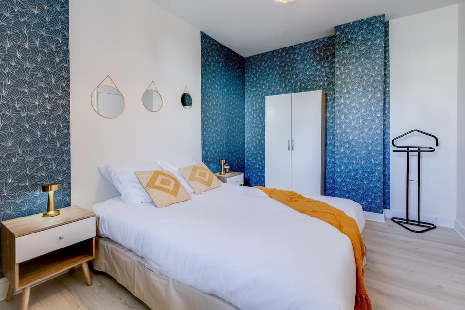 Bed, Photo of the whole room, Bedroom, towels