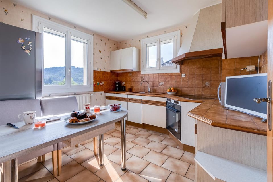 TV and multimedia, Dining area, microwave, oven, stove, kitchen