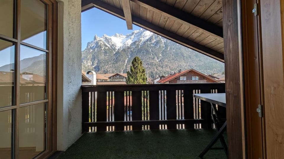 Balcony/Terrace, Mountain view