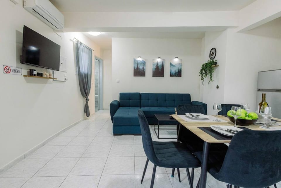TV and multimedia, Living room, Seating area, Dining area, air conditioner