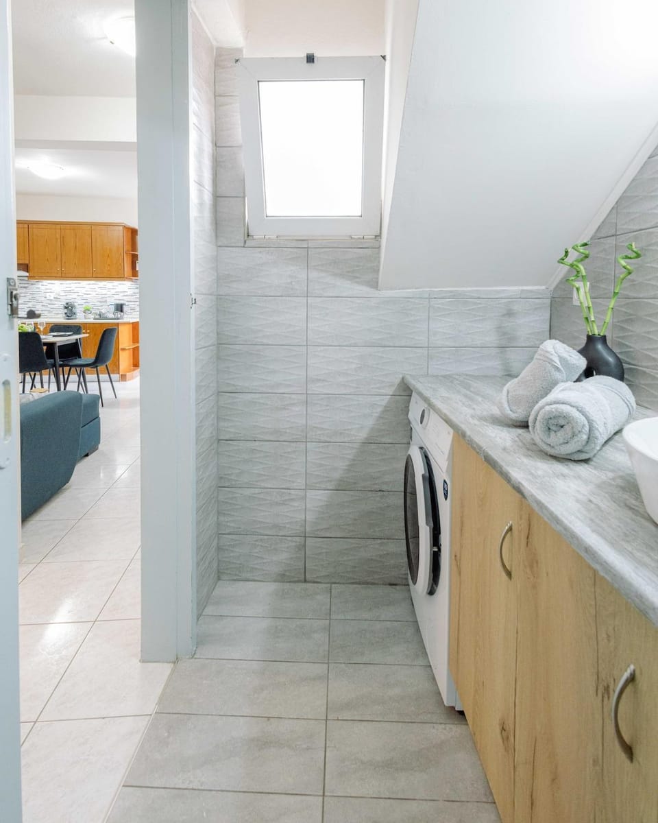 Toilet, Bathroom, Bath, towels, washing machine