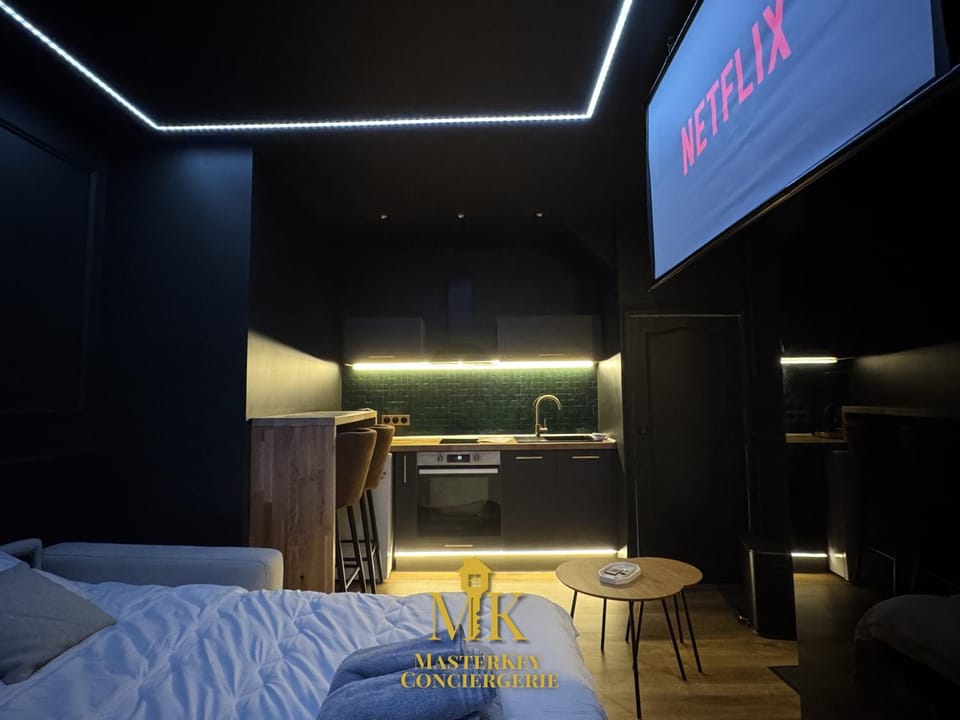 Bed, TV and multimedia, Kitchen or kitchenette, Living room, Seating area, Bedroom
