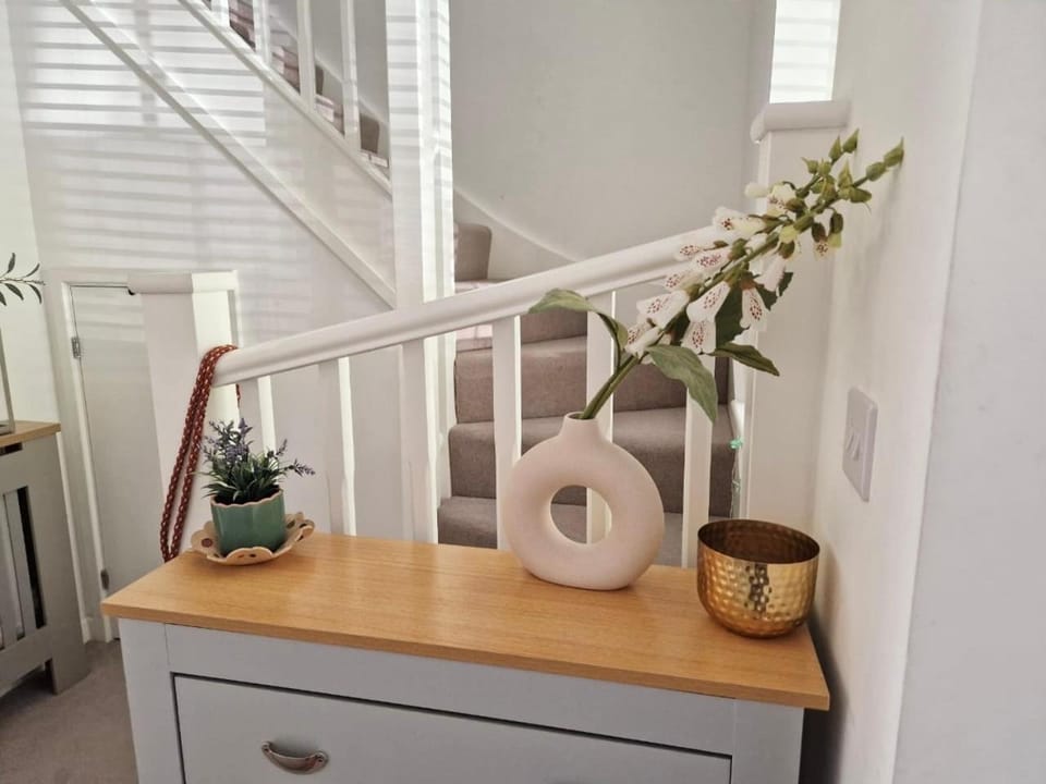 Gatwick Cozy Stopover 4 bedroom house with free Parking Apartment in Crawley