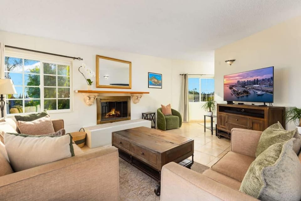 Pacific Heights - ocean views and bright open layout House in Pacific Beach