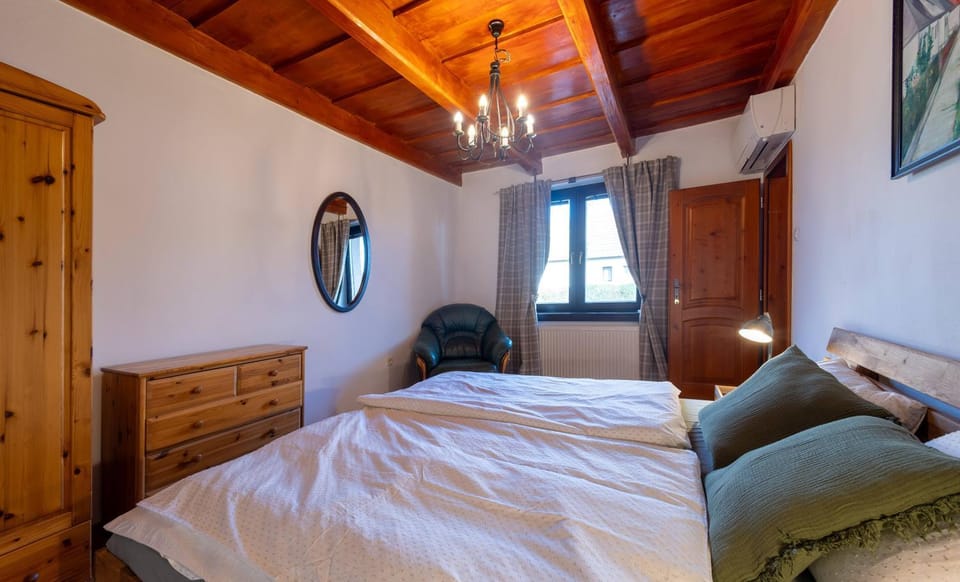 Photo of the whole room, Bedroom, wardrobe