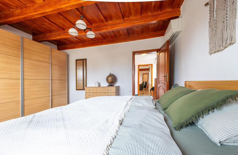 Photo of the whole room, Bedroom, wardrobe