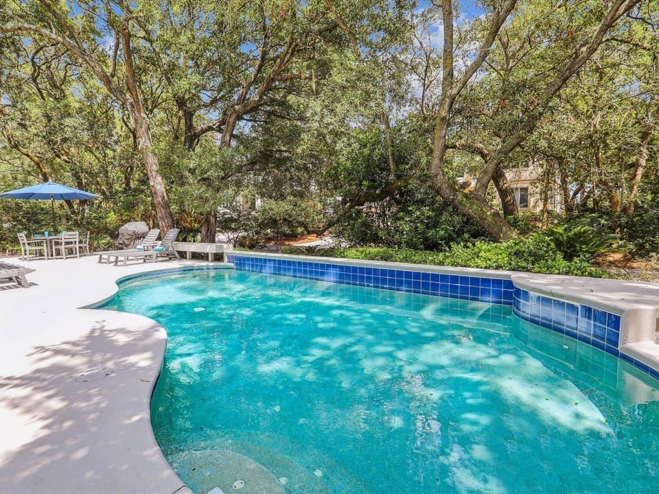 Swimming pool, sunbed