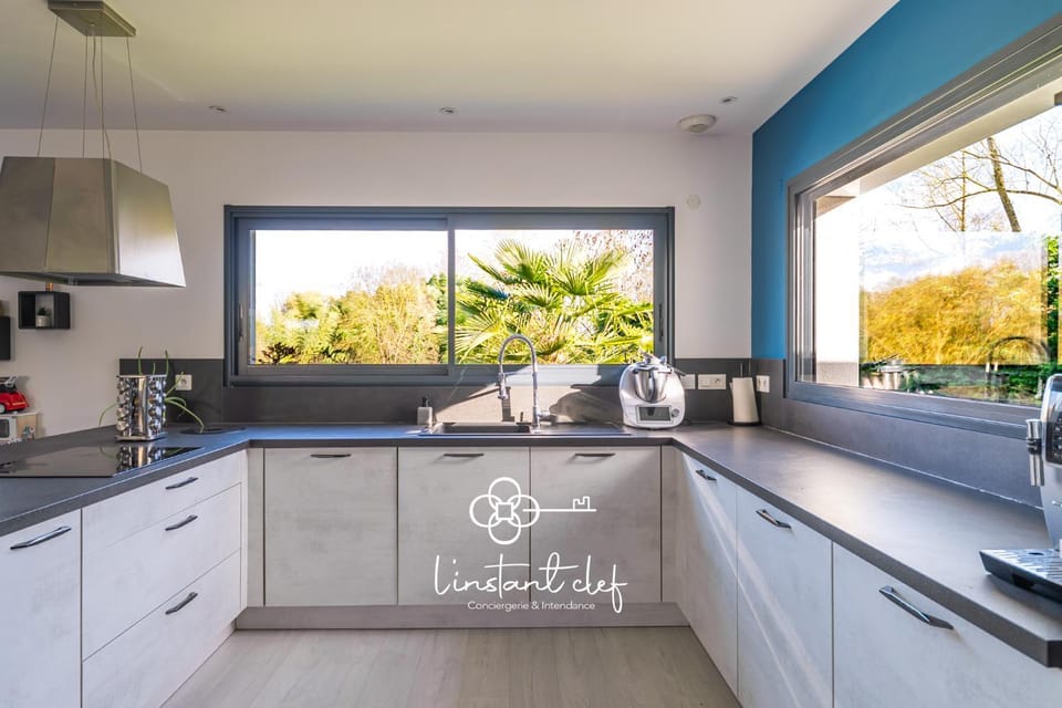 Kitchen or kitchenette, dishwasher, stove