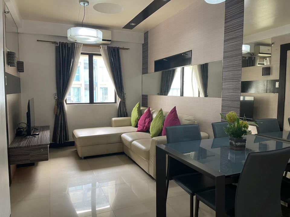 Communal lounge/ TV room, Bed, TV and multimedia, Living room, Seating area, Dining area, air conditioner