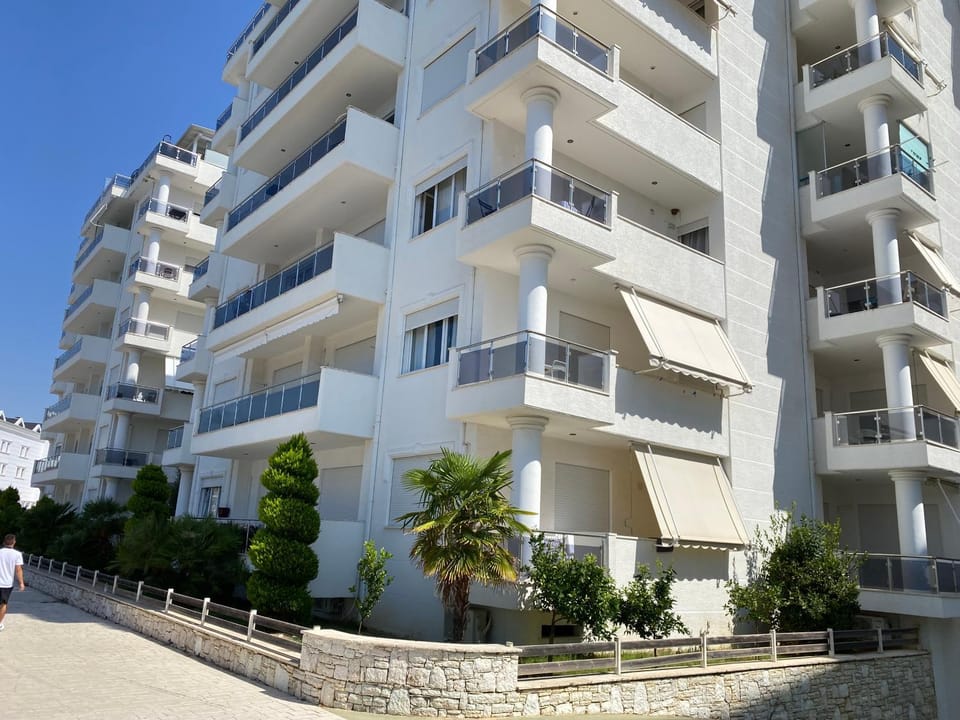 Paryski Szyk, in the first line of the sea Apartment in Sarandë