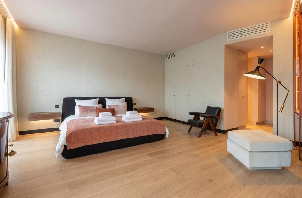Bed, Photo of the whole room, Bedroom, towels