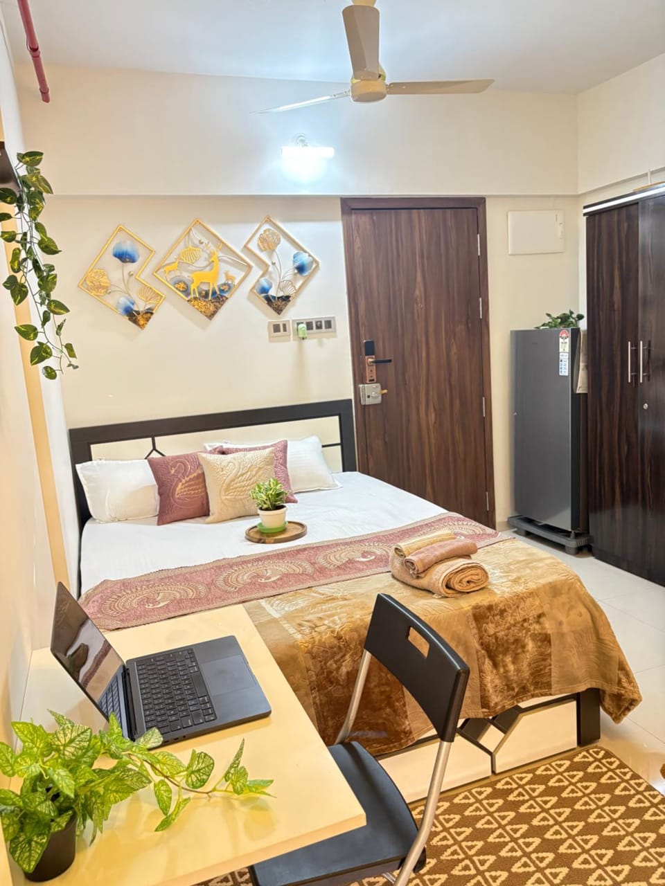 Cozy Sunset View Studio with Balcony New Kalyani Nagar Pune Apartment in Pune