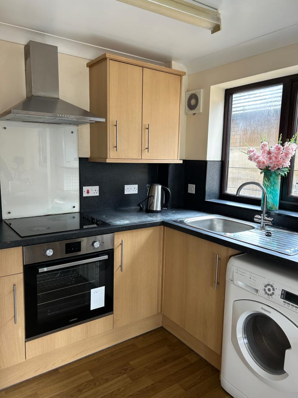 Kitchen or kitchenette, oven, washing machine