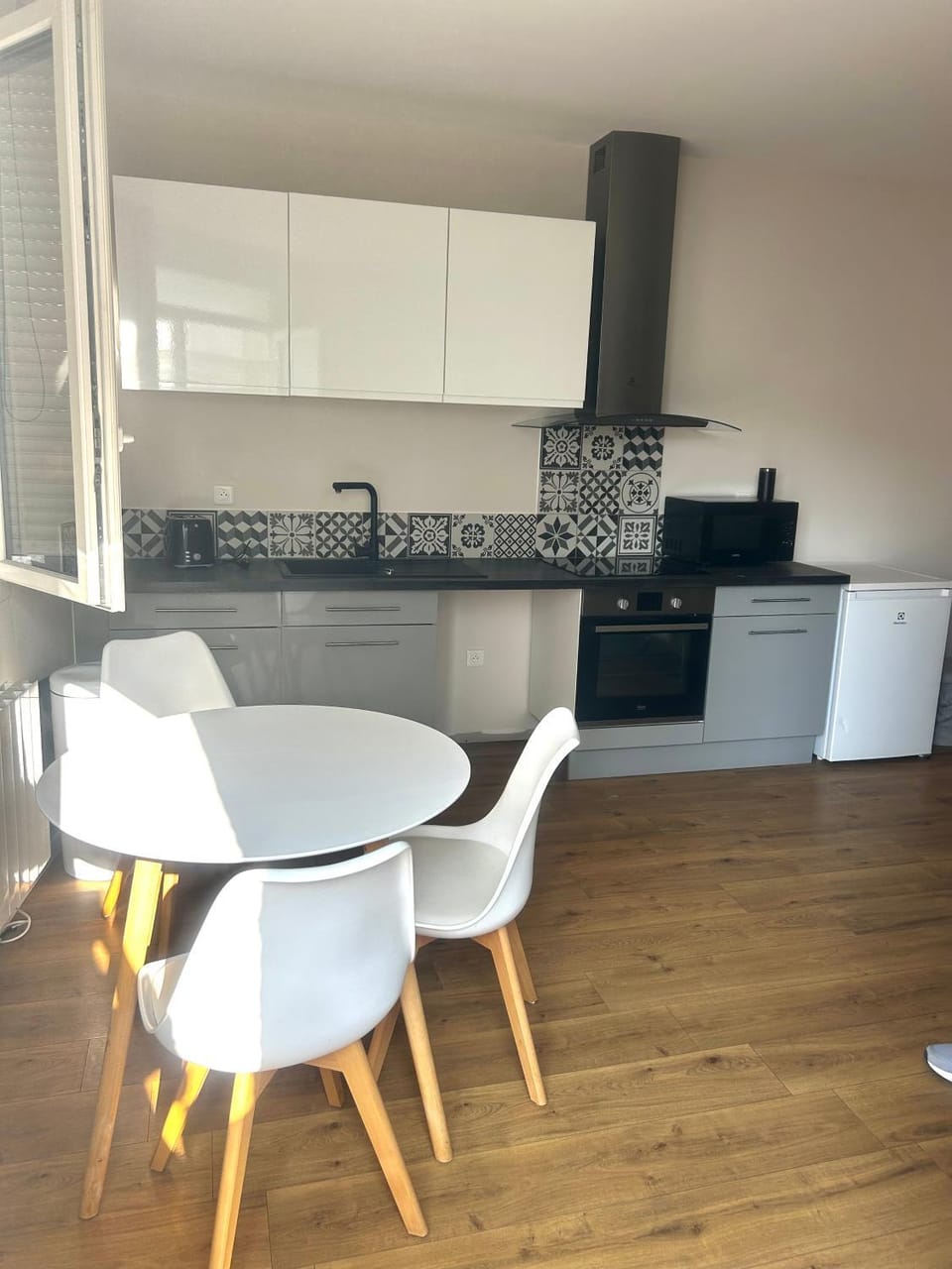 Kitchen or kitchenette, stove