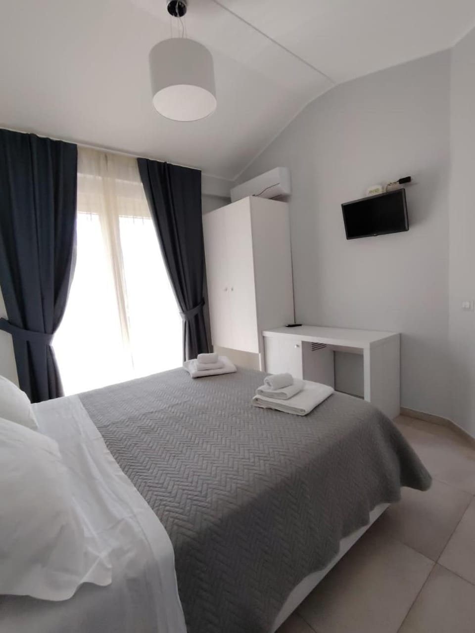 Bed, TV and multimedia, Photo of the whole room, Bedroom