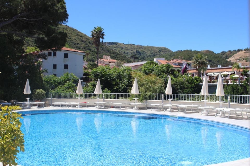 Pool view, Swimming pool, sunbed