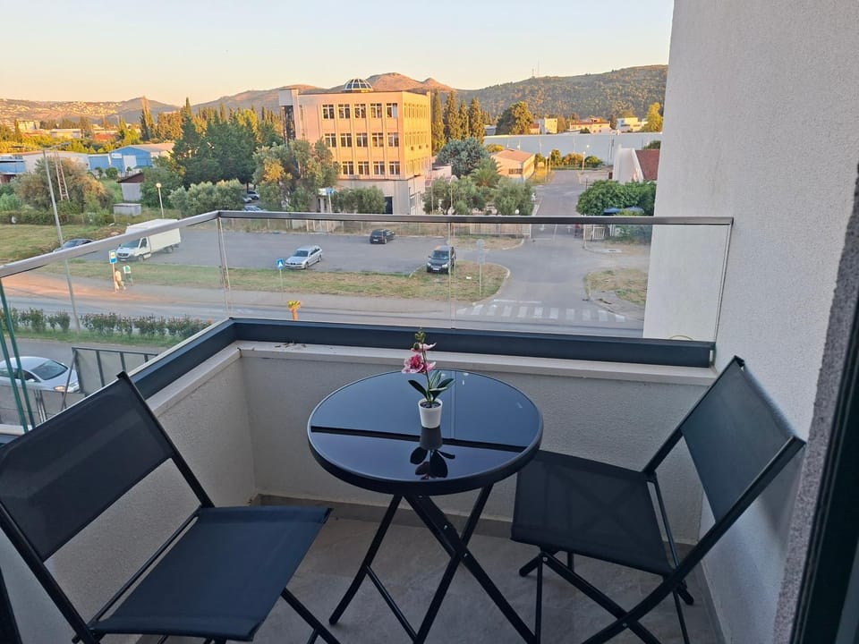 Balcony/Terrace, Street view