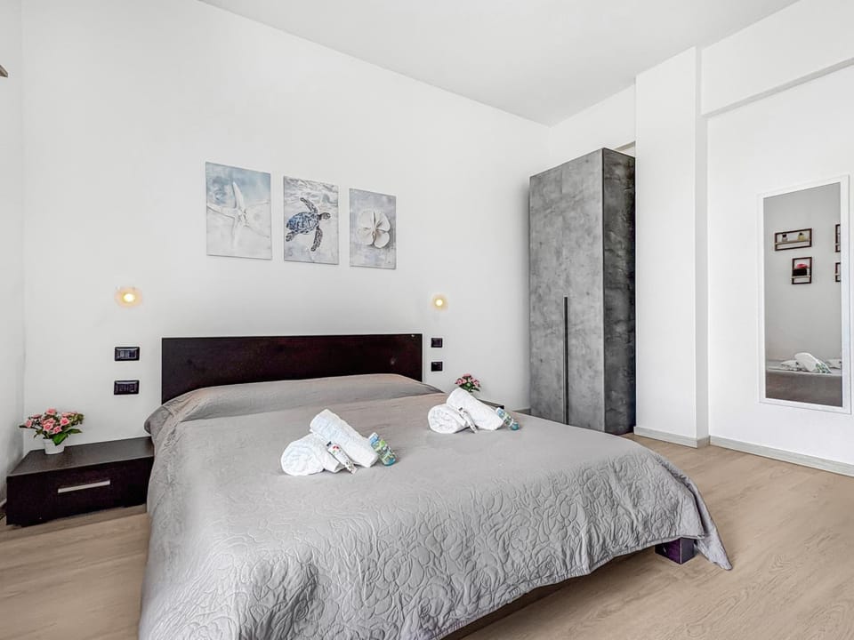 Bed, Photo of the whole room, Bedroom, towels, wardrobe